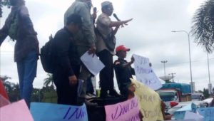 Ketua Dewan Perwakilan Daerah Ikatan wartawan online Indonesia Kabupaten Musi Rawas (IWO.indonesia),Helyansah.HE,yang Akrab disapa Bang Herly bersama Puluhan Aktivis lainnya yang tergabung dalam aliansi LSM Jurnalis  Bersatu menggelar aksi damai di mapolres Musi Rawas, Provinsi Sumatera Selatan,Kamis,(15 Mei 2025)