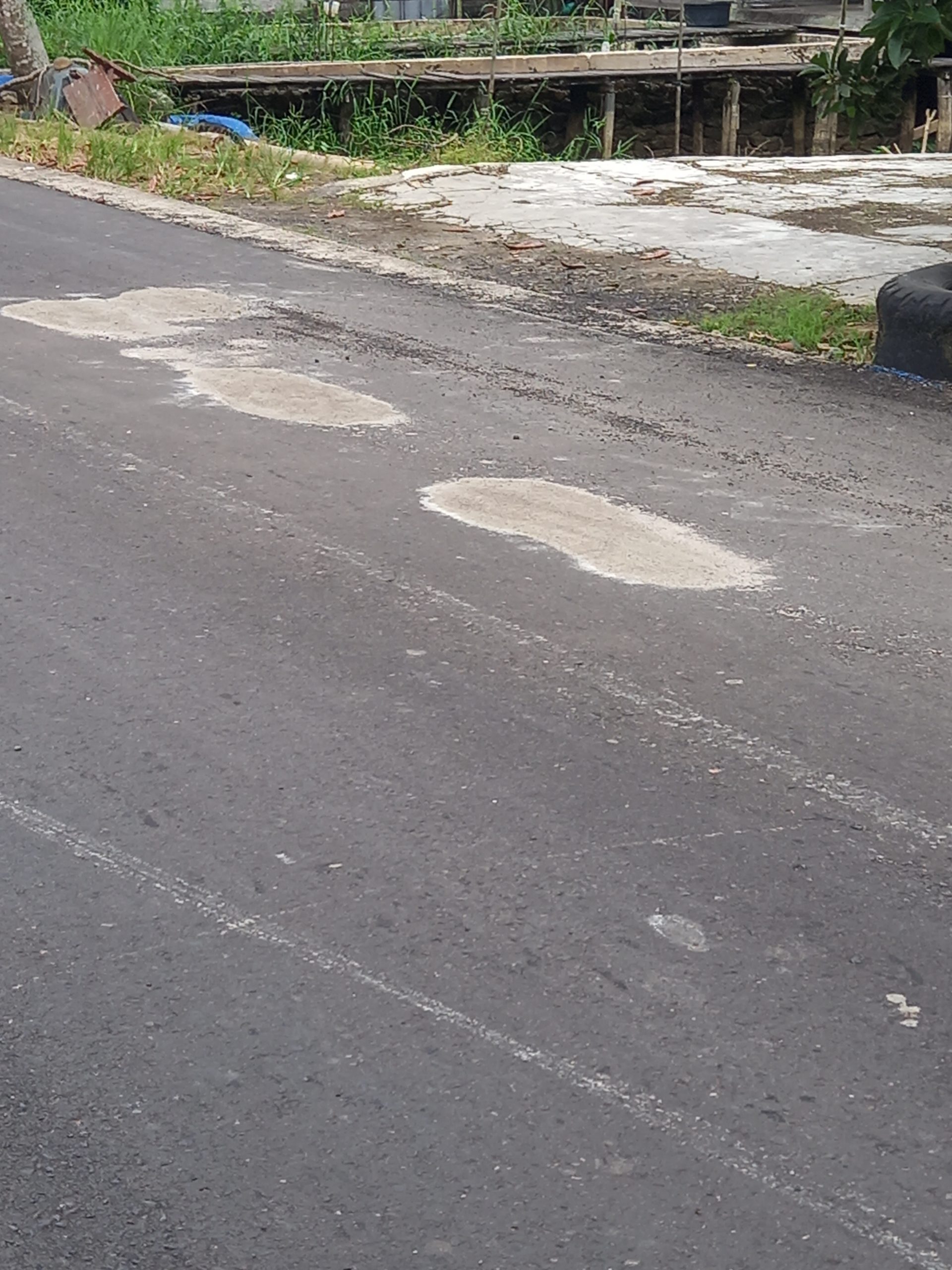 Lobang jalan yang baru di buat di Desa Hamayung Kecamatan Daha Utara di tambal dengan semen karena lobang membahayakan pengguna jalan