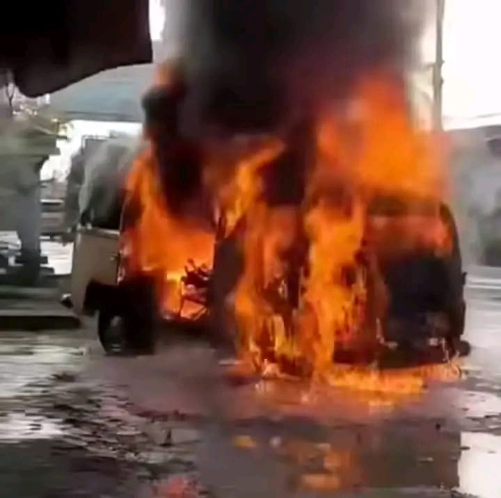 Sebuah Mobil Terbakar Pagi Hari Di Jalan Wates Bantul Yogyakarta