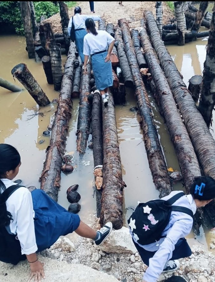 Jembatan Penghubung Antar Desa Di OBI Terputus Diterjang Banjir