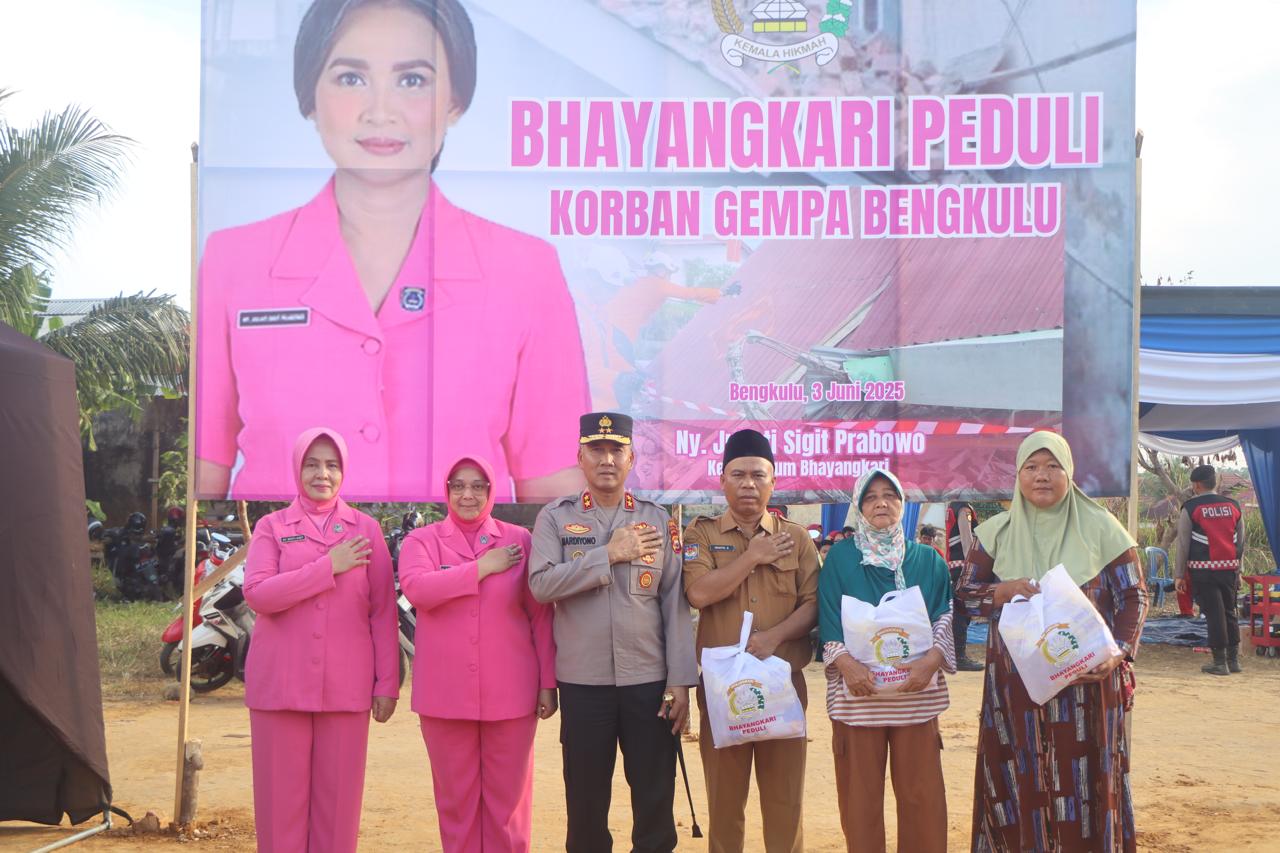 Ketua Bhayangkari Daerah Bengkulu Salurkan Bantuan Kemanusiaan Bagi Korban Gempa