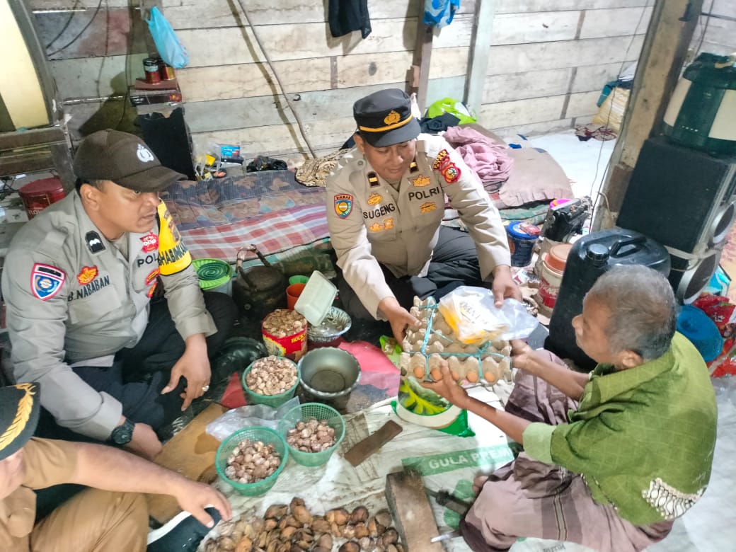 Polsek Tualang Hadirkan Kepedulian Lewat Bantuan Sembako Di Kampung Pinang Sebatang Barat Di Hari Raya Idul Adha
