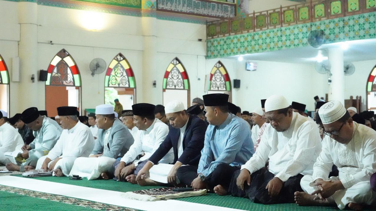 Dandim 0322/Siak Rayakan Idul Adha 1446 H,Shalat Berjamaah Di Masjid Islamic Center Hingga Pemotongan Hewan Qurban Penuh Makna