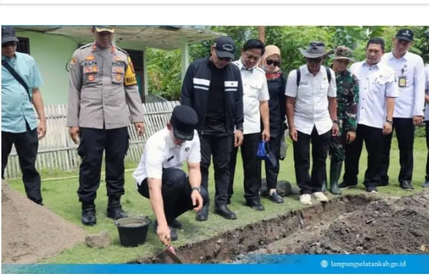Bupati Egi ” Langsung Blusukan ” Ke Pulau Sebesi, Prihatin Melihat Kondisi Puskesmas dan Ruang Sekolah Tidak Layak