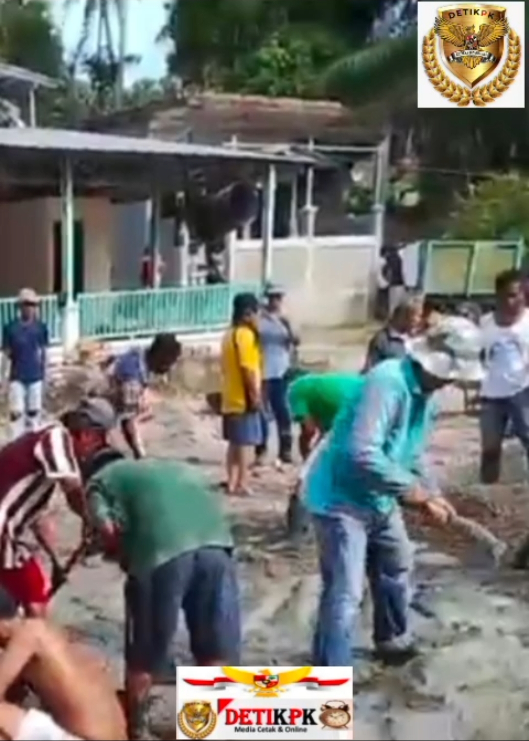 Warga RW O1 Gotong Royong Pengecoran Lantai Halaman Masjid AL ANSOR HA Talang Bandung OKU