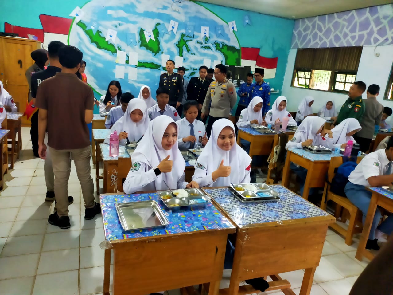 Pemberian MBG bagi Pelajar di Kecamatan Paringin Selatan